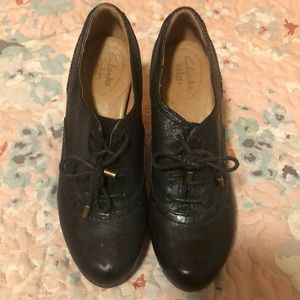 Black comfy Clark’s oxford heels